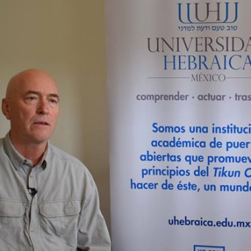 Daniel Mintie, terapeuta del Feeling Good Institute de California, visita la UH para impartir un taller sobre terapia cognitivo conductual y yoga