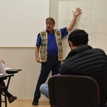 Profesor Emérito de la Universidad de Bar-Ilan, el Dr. Zvi Zohar, visita la UH
